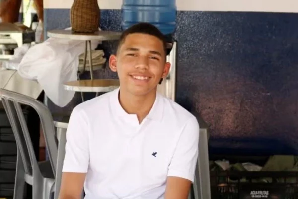 Imagem colorida do estudante de engenharia Joaquim Felipe Feliciano Espíndola, um homem de pele parda, vestindo camisa polo branca e sorrindo - Metrópoles