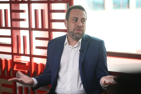 Guilherme Boulos é entrevistado no estudio do Metrópoles