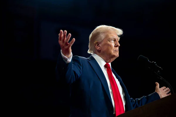 Imagem colorida mostra Donald Trump de braços abertos - Metrópoles