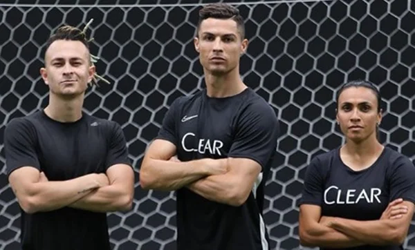 Zerou a vida: youtuber “invade” celular de CR7 e publica stories
