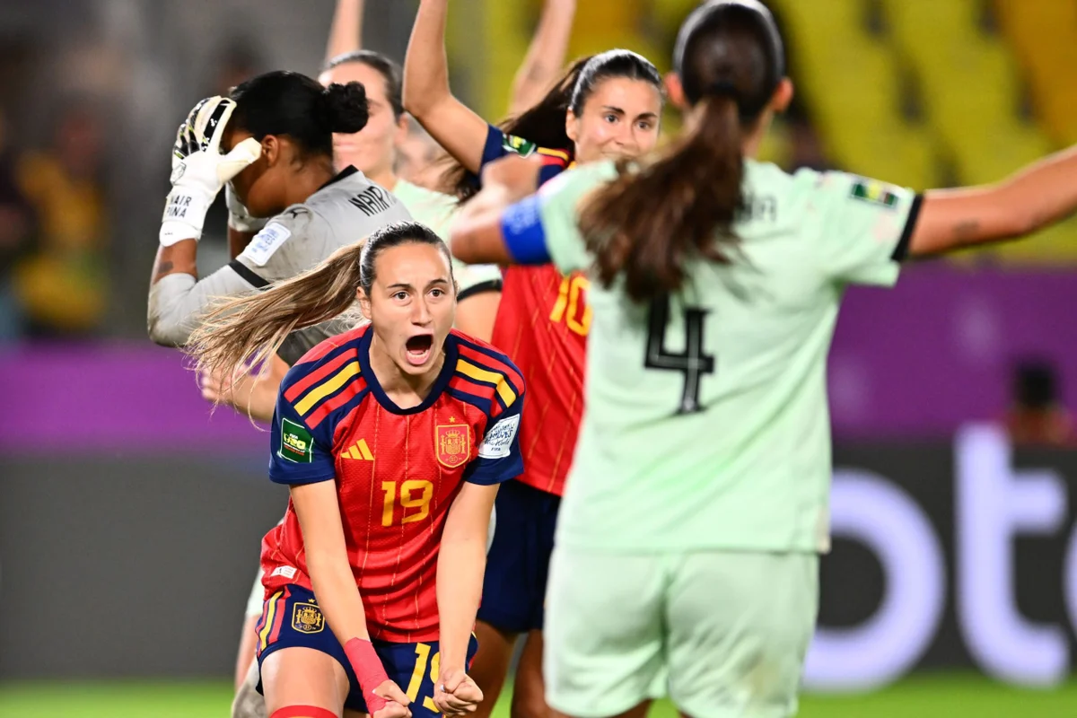 Espanha comemorando o segundo gol, marcado contra pela goleira de Portugal Espanha comemorando o segundo gol, marcado contra pela goleira de Portugal
