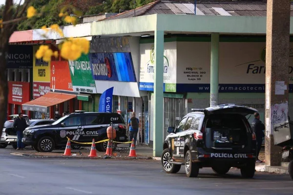 foto colorida de rua em comercial da asa sul com duas viaturas da policia civil do df