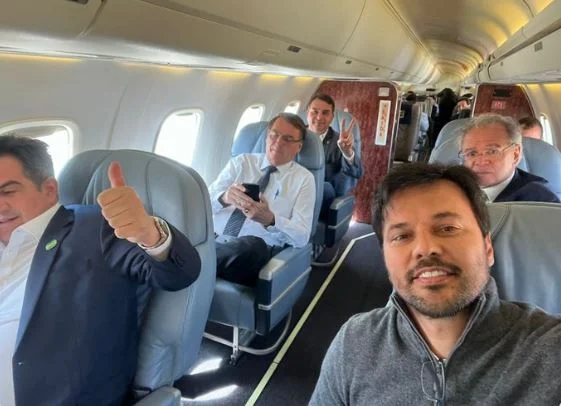 Ministro publica foto de grupo que vai com Bolsonaro à sabatina do JN