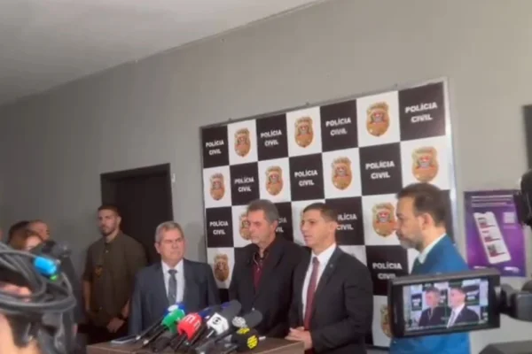 Imagem colorida de autoridades policiais em coletiva. Metrópoles