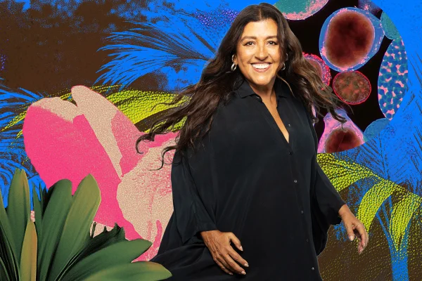 foto colorida com arte no fundo e regina casé em primeiro plano - metrópoles