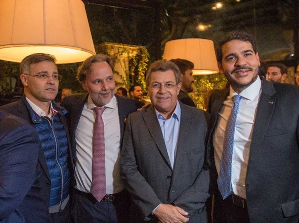 André Mendonça janta com grupo de advogados que apoiam Lula