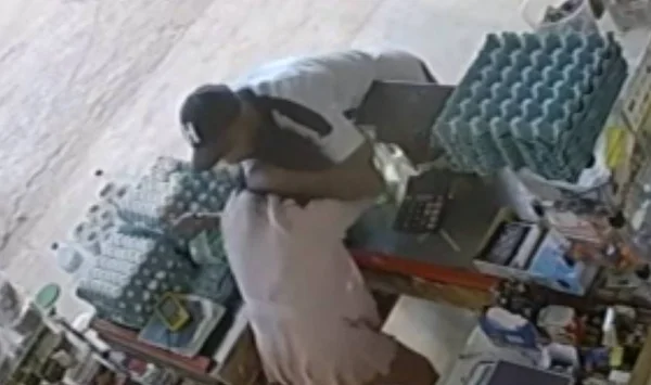 Bandido ameaça com faca vítima de roubo em comércio de Ceilândia