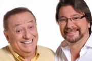 Raul Gil e Raulzinho posam juntos e sorridentes