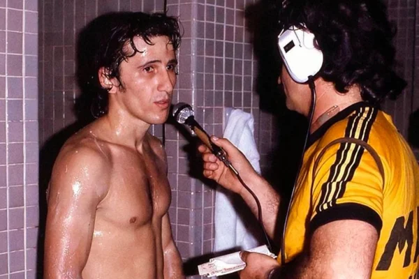 Milton Neves polemiza ao publicar foto do ex-jogador Zico pelado. Veja