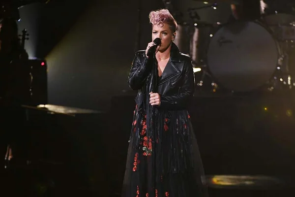 Pink irá cantar o hino dos Estados Unidos na abertura do Super Bowl
