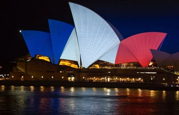 Homenagens às vítimas do ataque de Paris se espalham pela internet e pelo mundo