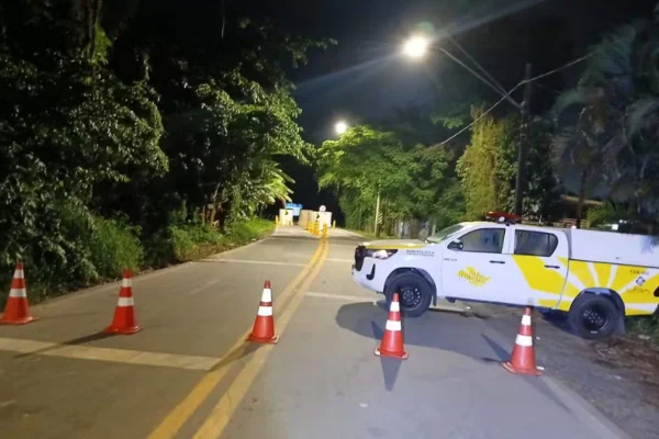 Imagens coloridas mostram estrada de duas mãos, pintura amarela para dividir os sentidos, cones colocados para interditar a pista e uma viatura branca e amarela do DER parada em 45 graus