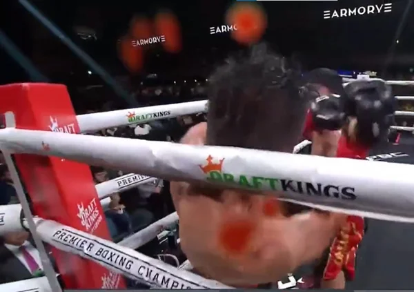 Vídeo: boxeador leva soco na orelha e sangue espirra em câmera