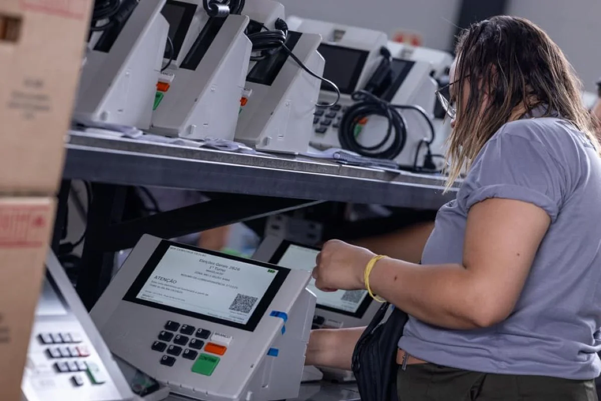 TRE-DF inicia carga e lacração de mais de 6 mil urnas para eleições TRE-DF inicia carga e lacração de mais de 6 mil urnas para eleições