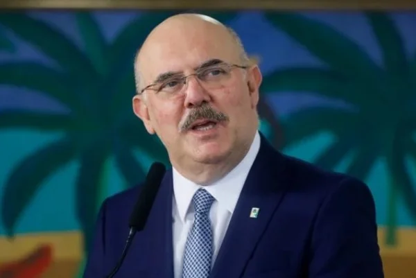 Ministro da Educação Milton Ribeiro. Ele tem cabelos brancos ao lado da cabeça e usa óculos - Metrópoles