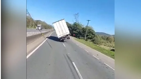 Imagem colorida de caminhão quase tombando em rodovia em SC - Metrópoles