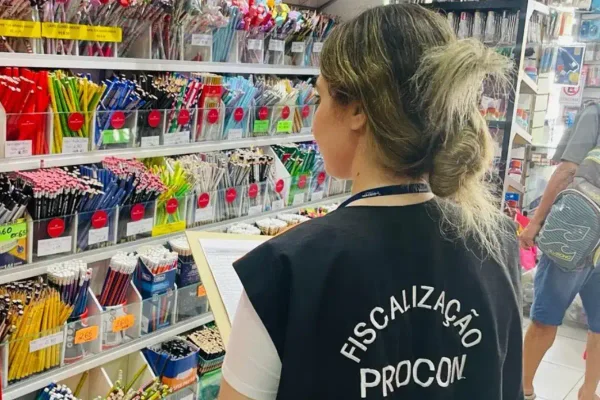 Fiscal do Procon em papelaria para averiguar material escolar - Metrópoles