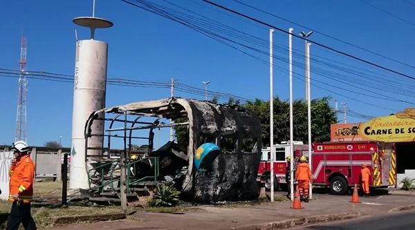 Moradora de rua incendeia posto da PM no Lúcio Costa