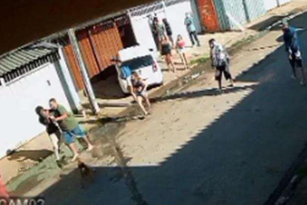 Vídeo: homem tenta matar ex-namorada a facadas após discussão
