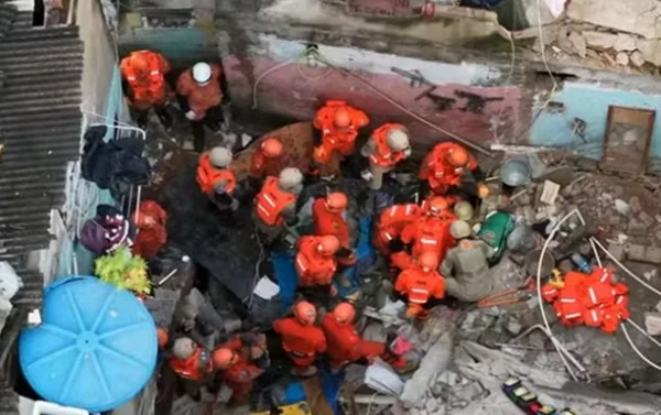 Rio: casas desabam e matam mulher; bombeiros resgatam filha de 7 anos