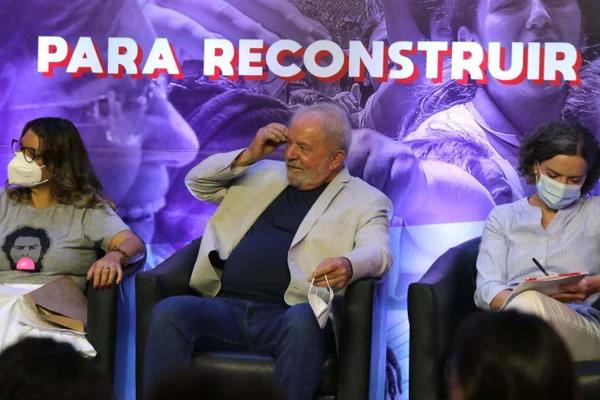 O ex-presidente Luiz Inácio Lula da Silva (PT), participa nesta manhã de quinta-feira,10, no hotel Nobile Downtown, da reunião “Mulheres com Lula para reconstruir o Brasil”, organizada pela Secretaria Nacional de Mulheres do PT e pela presidente do partido, deputada Gleisi Hoffmann (PT). Foto: Fábio Vieira/Metrópoles