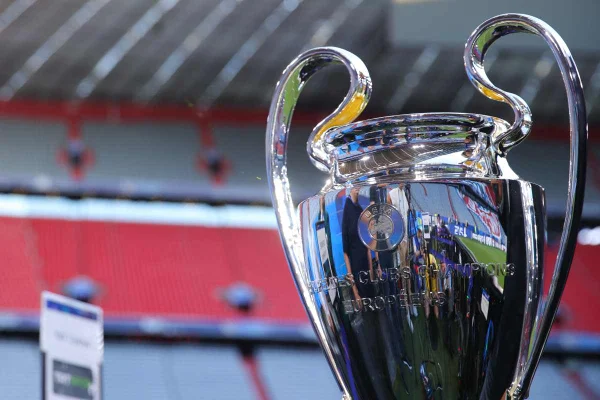 Imagem colorida do troféu da Champions League - Metrópoles