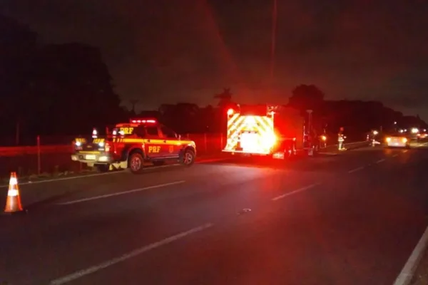 Imagem colorida: viaturas da polícia e bombeiros fecham BR à noite - Metrópoles