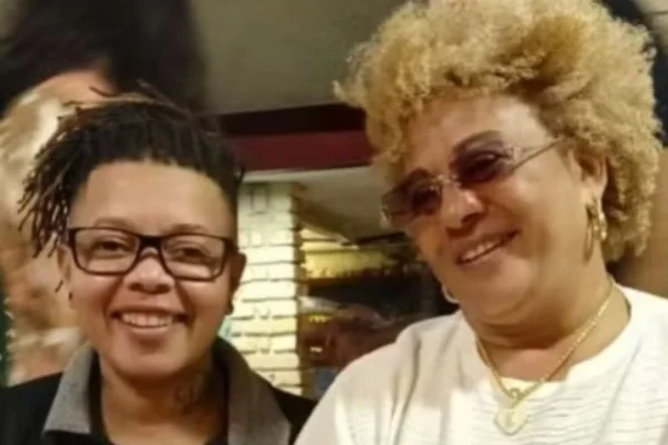Foto colorida de mulheres sorrindo para câmera. Elas estavam desaparecidas e os corpos foram encontrados enterrados.