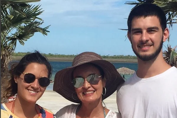 Filho de Bonner e Fátima rouba a cena em selfie com a mãe