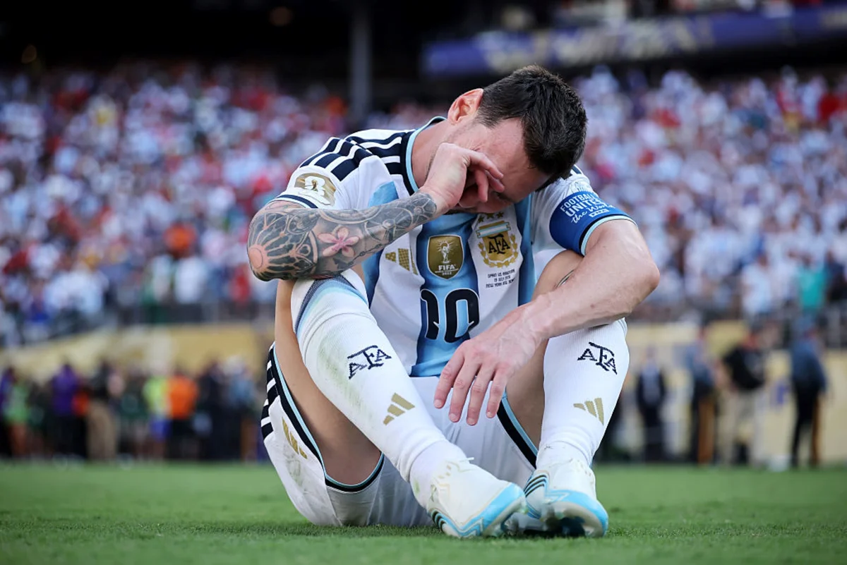 Messi caiu em prantos após o vice da Argentina Messi caiu em prantos após o vice da Argentina