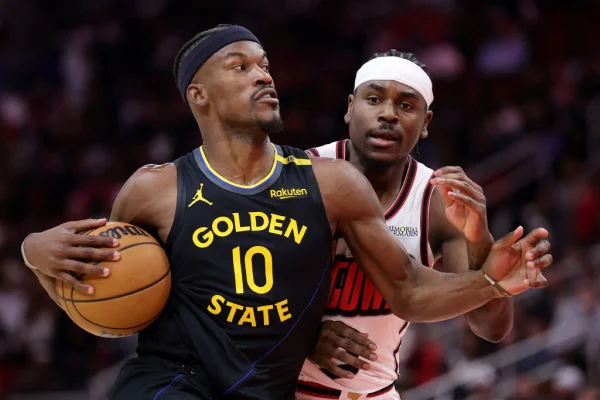 Imagem colorida de jogo da NBA entre Golden State Warriors e Houston Rockets- Metrópoles