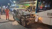 Um acidente envolvendo um carro e dois ônibus interditou totalmente o trânsito na avenida Hélio Prates, em Ceilândia Um acidente envolvendo um carro e dois ônibus interditou totalmente o trânsito na avenida Hélio Prates, em Ceilândia