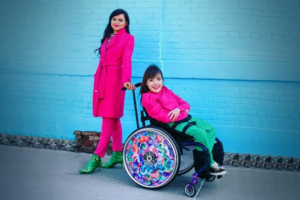 Projeto Izzy Wheels oferece aros com estampa colorida para cadeirantes