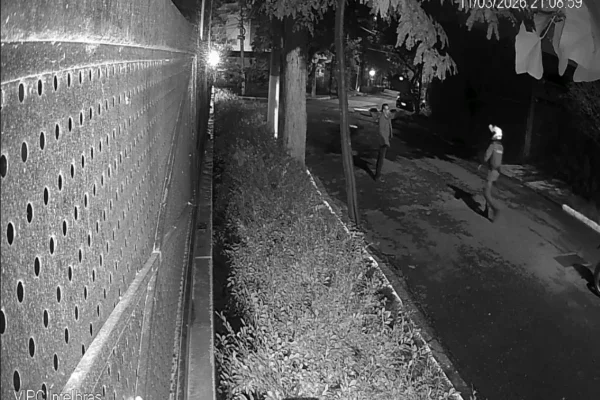 Imagem colorida mostra perseguição a motociclista suspeito que pulou muro de residência para fugir de abordagem. Metrópoles