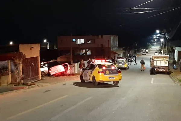 Motorista e passageiro são mortos a tiros em rua movimentada de Curitiba