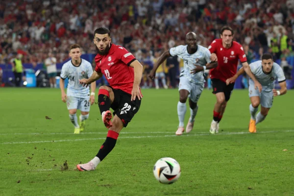 Imagem colorida do gol da Georgia na Eurocopa- Metrópoles