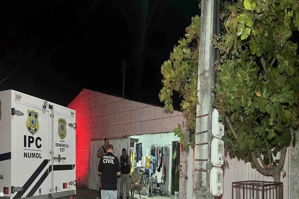 Imagem colorida, agentes da Polícia Civil juntamente de uma viatura do IML - Metrópoles