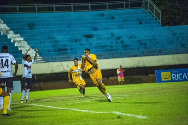Imagem do jogador do brasiliense comemorando gol contra Capital-TO