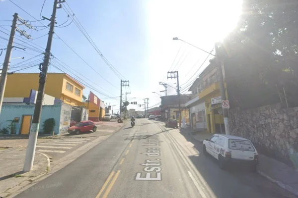 Imagem colorida mostra trecho de estrada com trânsito livre; o céu está ensolarado - Metrópoles
