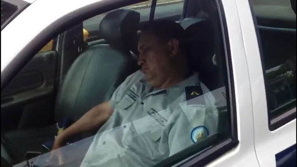 Imagem de PM desacordado em viatura divide opiniões nas redes sociais