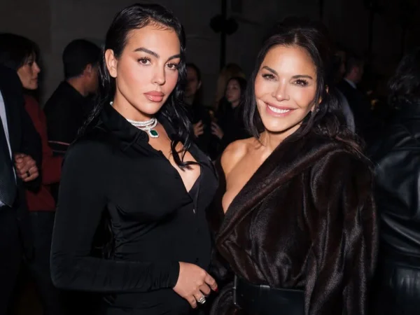 Imagem colorida de mulheres posando para fotos