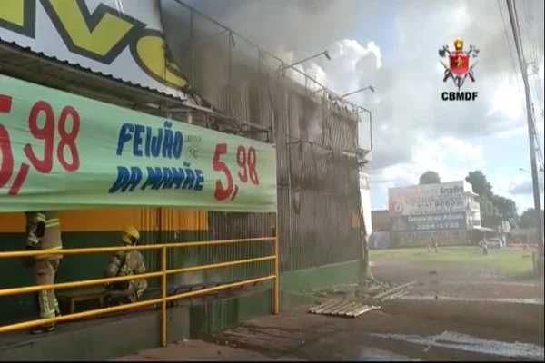 fachada de mercado com fumaça em cima