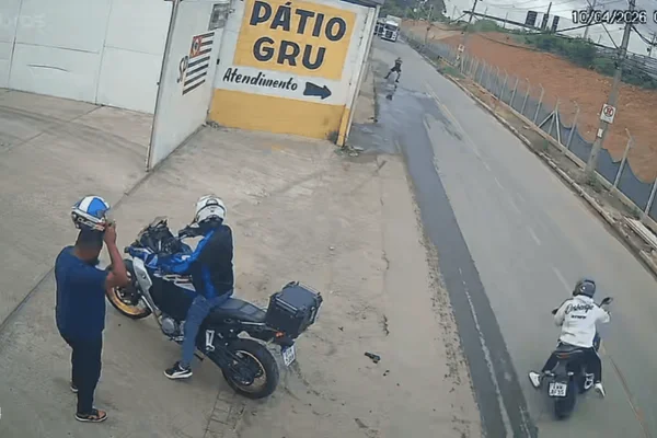 Imagem colorida de indivíduos assaltando motociclista e sendo parados por PM de folga - Metrópoles