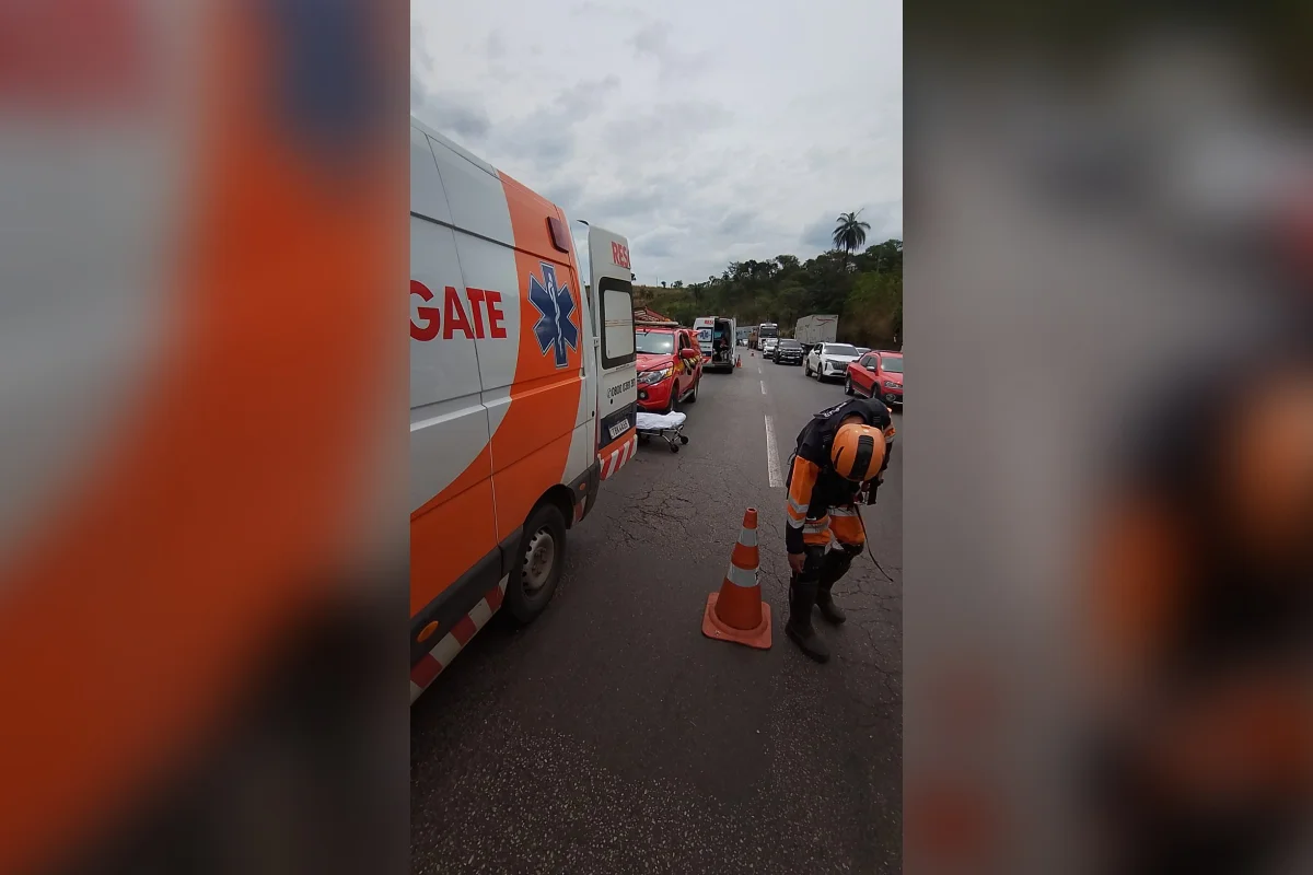 Durante o socorro, a pista permaneceu parcialmente interditada para permitir o atendimento e a retirada da última vítima Durante o socorro, a pista permaneceu parcialmente interditada para permitir o atendimento e a retirada da última vítima