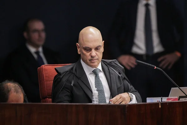O julgamento do ex-presidente Jair Bolsonaro (PL) e de mais sete aliados começou às 9h10 desta terça-feira (2/9) na Primeira Turma do Supremo Tribunal Federal (STF). Os cinco ministros da Turma analisam a ação penal sobre suposta trama golpista atribuída ao ex-chefe do Palácio do Planalto e sete réus que visou anular as eleições de 2022 e manter Bolsonaro no poder. - Metrópoles