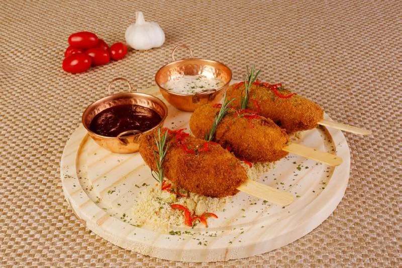 Mercado 301: Picolé Crocante (picolé crocante de cupim empanado na farinha panko, aioli de alho poró e redução de goiabada cascão, acompanhado de
farofa de maçã verde e castanha de caju) Mercado 301: Picolé Crocante (picolé crocante de cupim empanado na farinha panko, aioli de alho poró e redução de goiabada cascão, acompanhado de
farofa de maçã verde e castanha de caju)