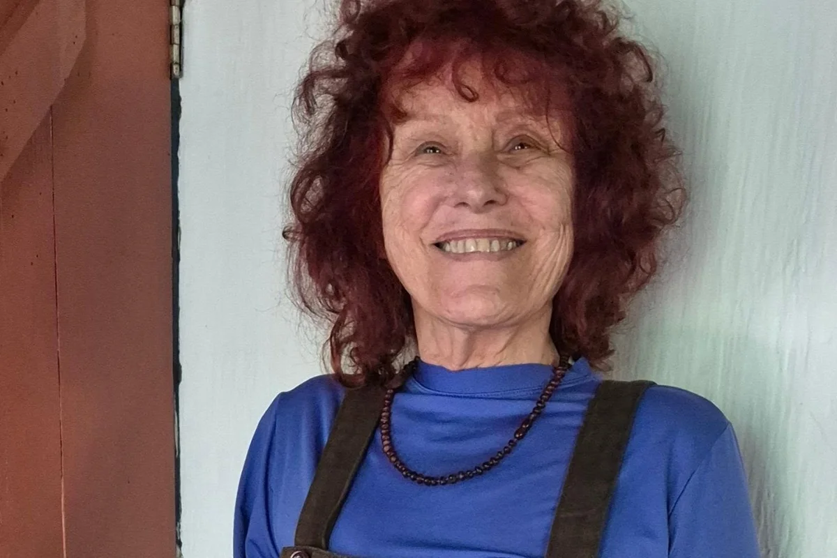 Roseana Murray posa sorridente para as redes sociais Roseana Murray posa sorridente para as redes sociais