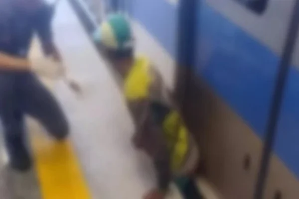 Imagem colorida, homem estação trem em Salvador - Metrópoles