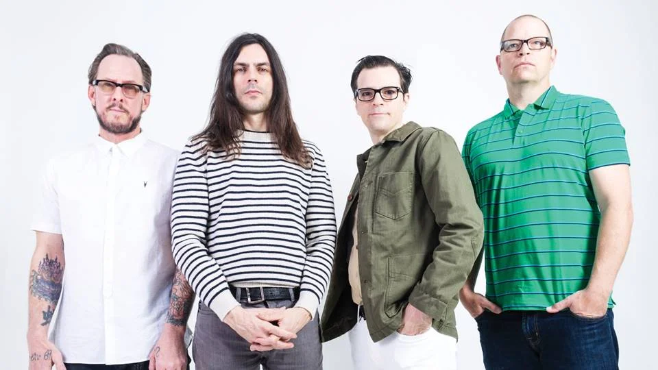 Surgido em Los Angeles, em 1992, o <b>Weezer</b> faz um rock com melodias cativantes, que resultaram em diversos hits e uma legião de fãs apaixonados pelo mundo. Não à toa, o grupo já vendeu mais de 25 milhões de álbuns, no embalo de canções como Undone – The Sweater Song, Buddy Holly, Say It Ain't So, Hash Pipe e Island in the Sun. Além disso, a banda já conquistou premiações importantes, como o Grammy, o MTV Video Music Awards e o Billboard Music Awards. O conjunto é geralmente definido como sendo de rock alternativo com power pop, e tem como influências nomes como Kiss, Nirvana, Beach Boys, Pixies, Sonic Youth, Wax e Oasis. Uma combinação que explica a bela sonoridade do Weezer, certamente um dos shows mais aguardados desta edição do Rock in Rio. Desde 1994, a banda lançou 14 álbuns de estúdio, sendo que em 2019 saíram dois. Isso que é produtividade! Surgido em Los Angeles, em 1992, o <b>Weezer</b> faz um rock com melodias cativantes, que resultaram em diversos hits e uma legião de fãs apaixonados pelo mundo. Não à toa, o grupo já vendeu mais de 25 milhões de álbuns, no embalo de canções como Undone – The Sweater Song, Buddy Holly, Say It Ain't So, Hash Pipe e Island in the Sun. Além disso, a banda já conquistou premiações importantes, como o Grammy, o MTV Video Music Awards e o Billboard Music Awards. O conjunto é geralmente definido como sendo de rock alternativo com power pop, e tem como influências nomes como Kiss, Nirvana, Beach Boys, Pixies, Sonic Youth, Wax e Oasis. Uma combinação que explica a bela sonoridade do Weezer, certamente um dos shows mais aguardados desta edição do Rock in Rio. Desde 1994, a banda lançou 14 álbuns de estúdio, sendo que em 2019 saíram dois. Isso que é produtividade!
