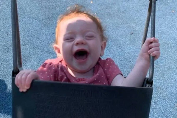 Bebê de 10 meses morre após engolir brinquedo no banho